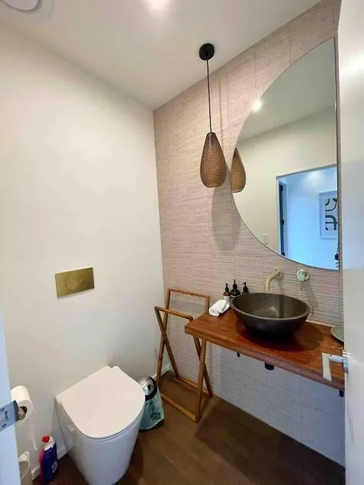 Luxury 3 Bedroom Home With Double Garage Christchurch 0*,