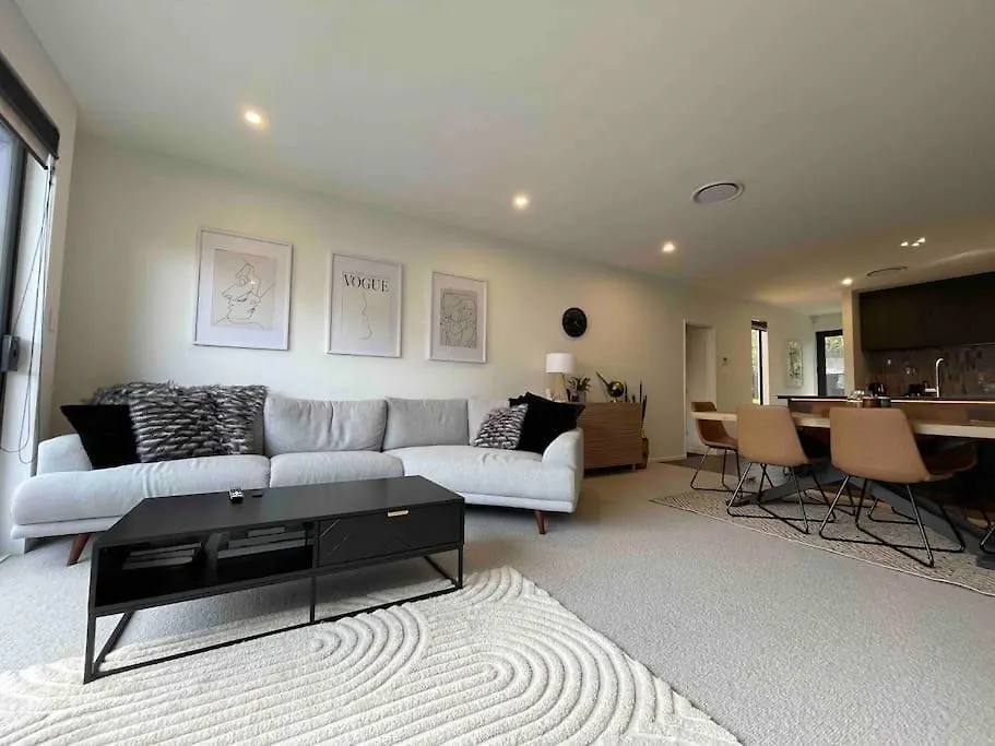 Luxury 3 Bedroom Home With Double Garage 基督城 度假居